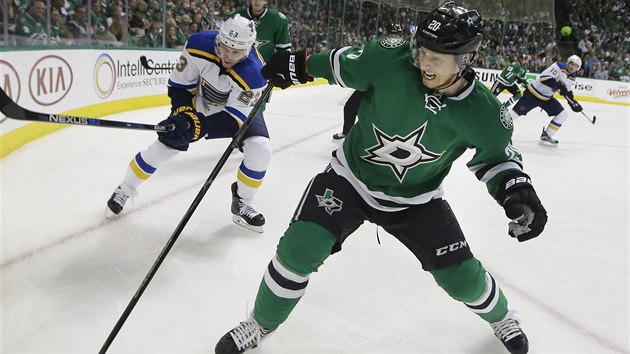 Cody Eakin z Dallasu (vpravo) a Dmitrij Jakin ze St. Louis bojuj o puk.