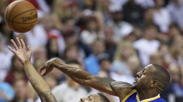 Andre Iguodala z Golden State (vpravo) se sna zastavit Damiana Lillarda z Portlandu.