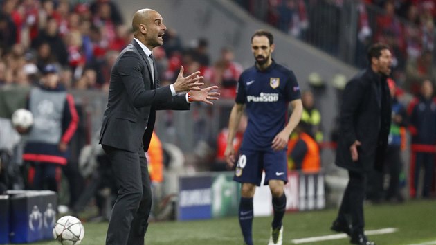 TRENRSK KIK. Ble Pep Guardiola z Bayernu, vzadu Diego Simeone z Atltika.