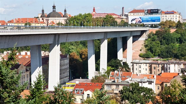 Významnou technickou památkou je nepřehlédnutelný Nuselský most. 