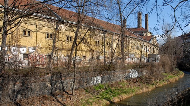 Budova bývalého pivovaru s malebnými domky v areálu 
Pivovar Zde se vyráběl dodnes proslulý Sklepmistr 


