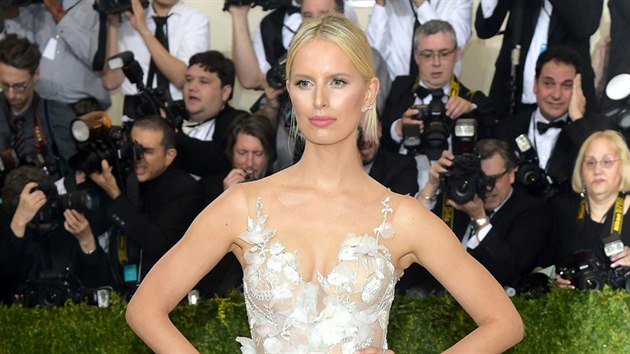 Karol�na Kurkov� na Met Gala (New York, 2. kv�tna 2016)