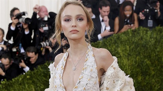 Lily-Rose Melody Deppov na Met Gala (New York, 2. kvtna 2016)