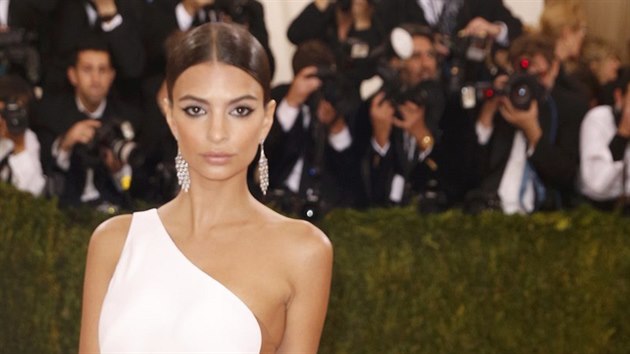 Emily Ratajkowski na Met Gala (New York, 2. kvtna 2016)