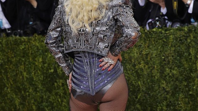 Lady Gaga na Met Gala (New York, 2. května 2016)
