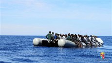 Italské námořnictvo zachránilo ve Středozemním moři desítky migrantů a odvezlo...