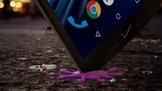 Motorola v reklam rozbila Samsung i iPhone