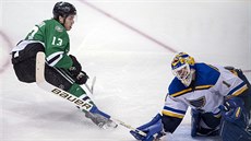 Mattias Janmark z Dallasu p�ekonává branká�e Briana Elliotta v brance St. Louis.