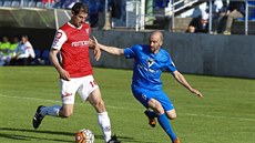 Jan Je�ábek (vlevo) a jeho pardubi�tí spoluhrá�i z Vla�imi body nep�ivezli - s...