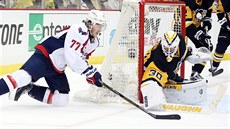 Matt Murray v brance Pittsburghu elí náletu  T.J. Oshieho z Washingtonu.