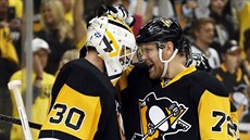 Branká Matt Murray a Patric Hörnqvist z Pittsburghu oslavují výhru nad...