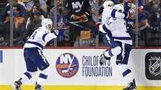 VÝHRA JE NA�E. Rozhodující gól Tampy proti Islanders vst�elil v prodlu�ení...