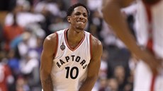 BOLÍ TO. DeMar DeRozan z Toronta se v prvním souboji s Miami zranil.