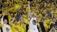 Klay Thompson z Golden State úspn trefuje trojku k velké radosti domácích...