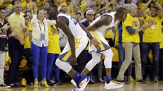 TANE�EK RADOSTI. P�edvedli fanou�k�m Draymond Green (vlevo) a Andre Iguodala z...