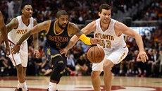 BASKET NÁS BAVÍ.  Kyrie Irving z Clevelandu utíká obran Atlanty. Nejspí je to...