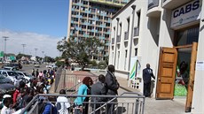Zástupy lidí ekají ped bankou v zimbabwském Harare, aby si vybrali hotovost...