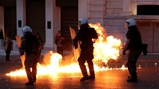 St�ety demonstrant� s policií provázely schvalování dal�ích finan�ních �krt�...