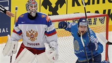 Jevgenij Rymarjev z Kazachstánu (vpravo) se raduje z gólu do ruské sítě.