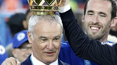 KRÁL CLAUDIO. Trenér Claudio Ranieri pi mistrovských oslavách v Leicesteru.