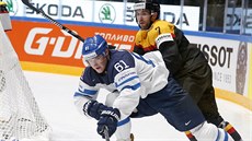 Klubový spoluhrá� Jaromíra Jágra Aleksander Barkov se obtá�í v duelu Finska s...