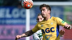 Teplický Martin Fillo (vp�edu) ve vzdu�ném souboji s Mat�jem Hanouskem, hrá�em...