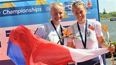 Tahle vypadá bronzová radost českého dvojskifu: Lenka Antošová (vlevo) a...
