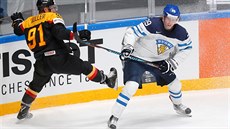 Osmnáctiletý tahoun finského týmu Patrik Laine si obhodil nmeckého soupee...