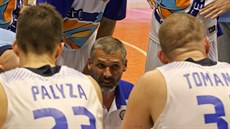 Trenér prostějovských basketbalistů Zbyněk Choleva úkoluje hráče během čtvrtého...