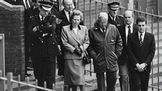 Margaret Thatcherová a David Duckenfield (po její pravé ruce). Mli spoleného...