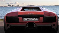 Luxusní spor�ák s ruskou poznávací zna�kou zaparkovaný p�ed restaurací Noa,...