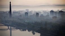 ZRCADLOVÁ HLADINA. 170 metr vysoká v uche v Pchjongjangu se odráí na...