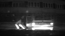 Zlodj pi honice s policií vyskoil za jízdy z ukradeného auta
