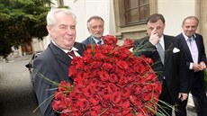 Prezident eské republiky piel pogratulovat s kyticí rí, kterých bylo...