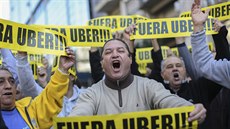 Záběr z únorové demonstrace taxikářů proti Uberu.