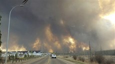 Poár se blíí k mstu Fort McMurray. (3. kvtna 2016)