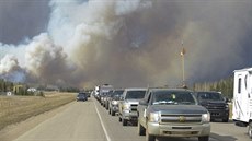 Kou nad silnicí vedoucí do Fort McMurray (3. kvtna 2016)