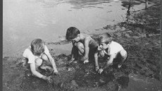 Chlapci hrající si na behu Pivovarského rybníka, 40. léta 20. století.