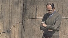 Jeden z barevných snímků Adolfa Eichmanna v izraelské vazbě v roce 1961.