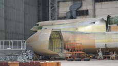 Druhý nedokonený trup An-225 v hangáru.