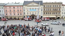 koláci se shromádili po evakuaci z divadla ped olomouckou radnicí.