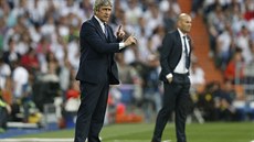 Manuel Pellegrini, trenér Manchesteru City (vlevo) a Zinedine Zidane z Realu...