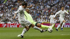 Gareth Bale z Realu Madrid stílí první gól semifinálové odvety Ligy mistr...