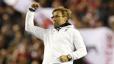 Liverpoolský trenér Jürgen Klopp bhem semifinále Evropské ligy proti ...