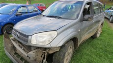 Snímek z místa nehody, kdy opilý �idi� na �umpersku nezvládl parkování s...
