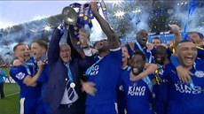 Leicester konen pevzal pohár pro vítze Premier League. (7. kvtna 2016)