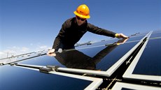 Instalace panelu ve zkuebnm arelu firmy SunEdison