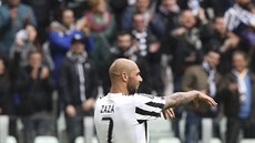 Simone Zaza slaví úvodní gól Juventusu do sít Carpi.