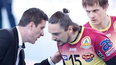 Debata mezi trenérem Nekolou a Aleem Správkou bhem zápasu proti Brnu.