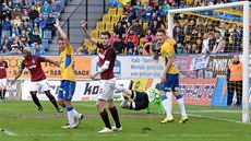 Tiemoko Konaté (úpln� vlevo) st�ílí gól, domácí Jan Krob a Michal Je�ábek marn�...